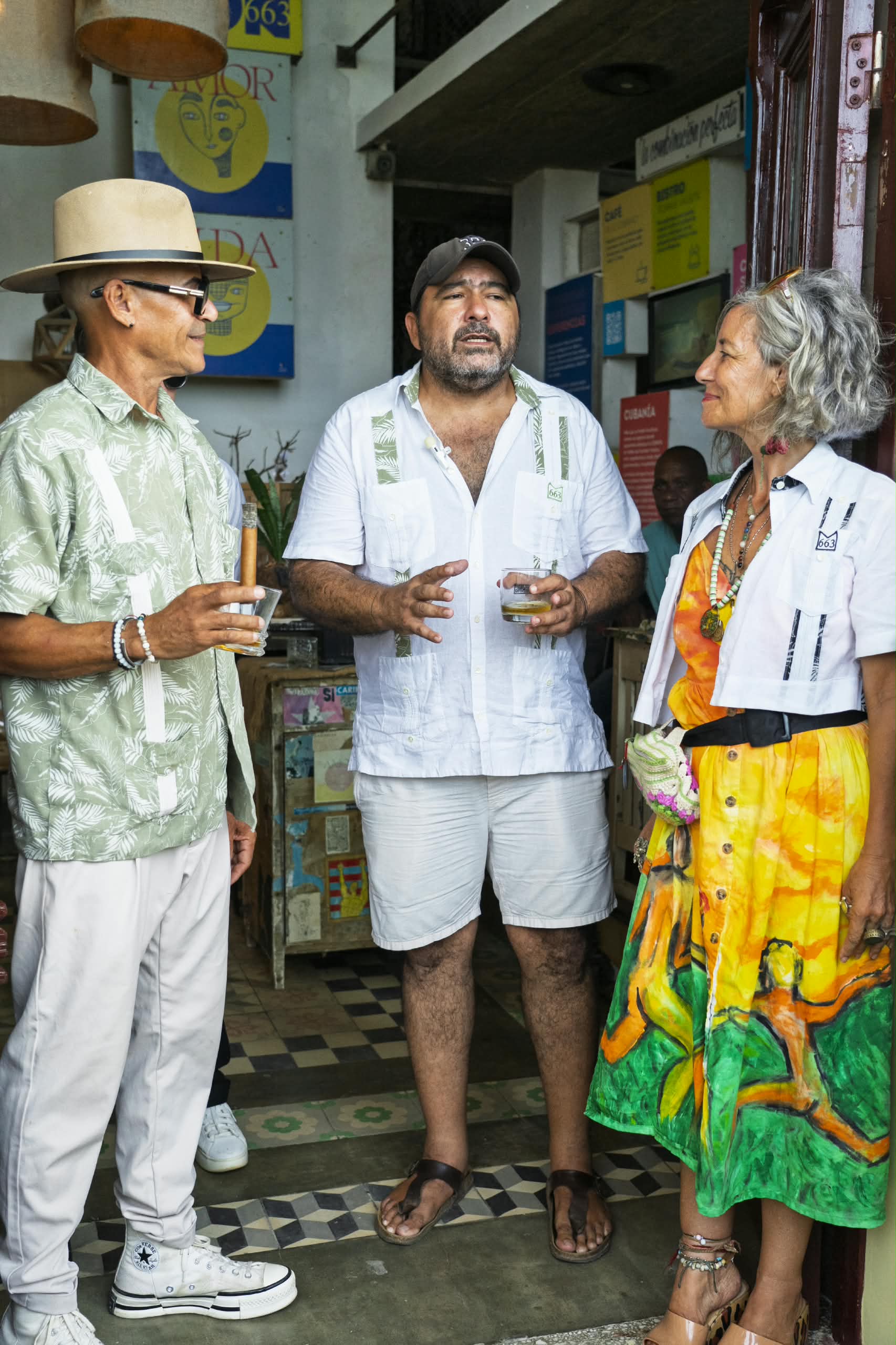 Invitados con guayaberas de la marca 663 celebrando el aniversario