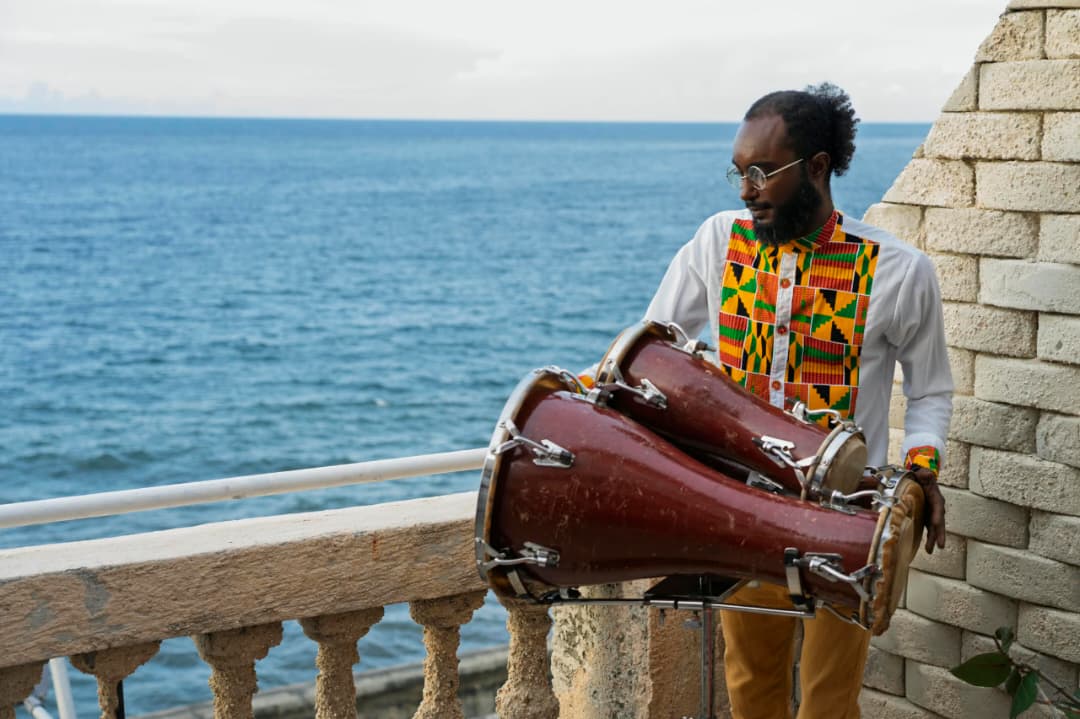 Percusión en vivo con vista al mar durante el aniversario de Malecón 663