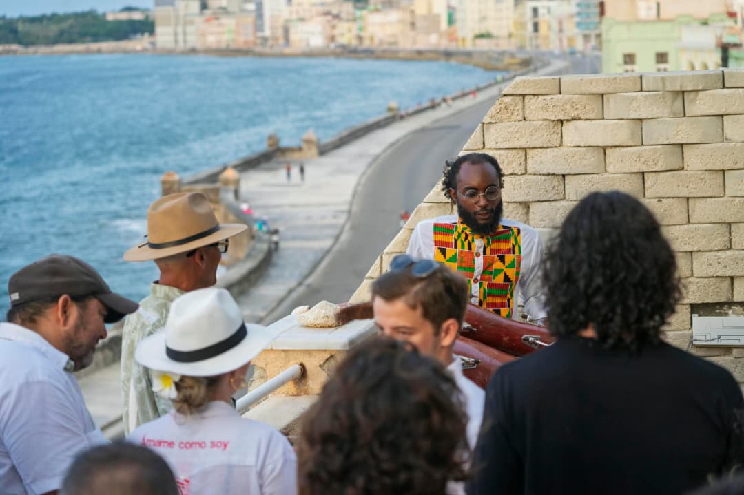Tambores tocados junto al muro del Malecón durante la celebración del aniversario